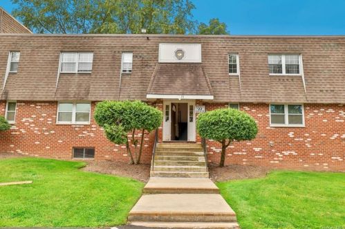 22 Crescent Dr, Thiells, NY 10984-1653