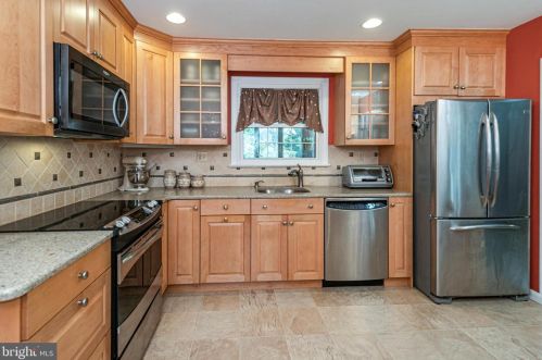 16 Vanderveer Dr, Lawrence Township NJ  08648-3151 exterior