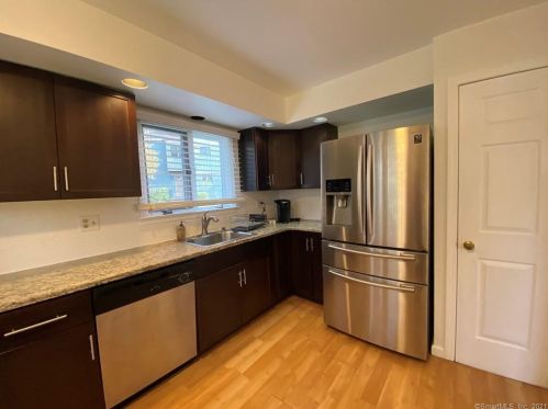 147 Heatherwood Dr, Brookfield Center, CT 06804-3961