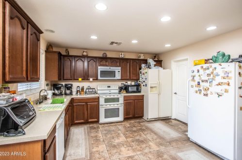 950 Kelsi Ave, San Tan Valley AZ  85140-4141 exterior