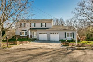 25 Claire Ln, Sayville, NY 11782-2420