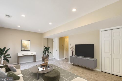 7702 Trevino Ln, Falls Church VA  22043-3507 exterior