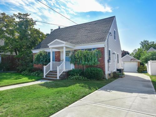 1630 Jasmine Ave, New Hyde Park NY  11040-4339 exterior