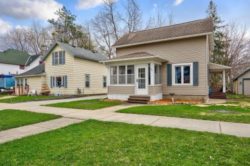 721 1st St, Faribault, MN 55021-5011