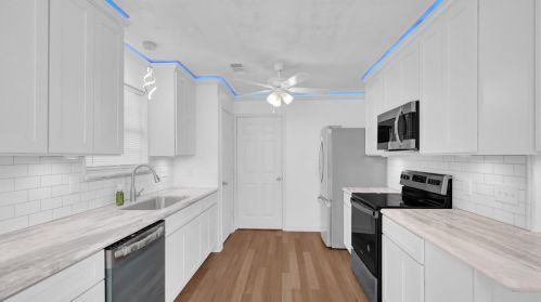 6710 Backstrom St, Hitchcock, TX 77563-3802