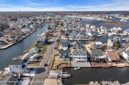 1217 Niihau Dr, Lacey NJ  08731-4702 exterior