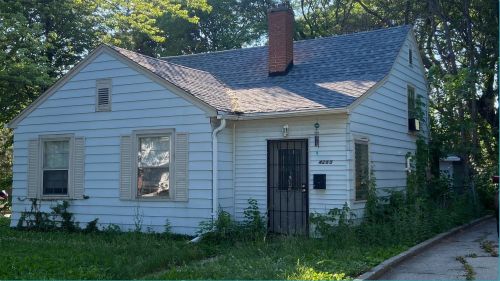4255 Sercombe Rd, Milwaukee, WI 53216-1749