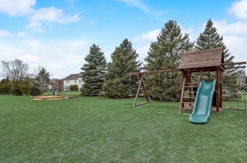 1260 Victoria Ln, Oconomowoc, WI 53066-6412