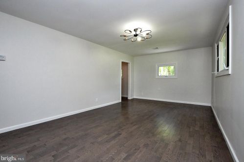 261 Lee Ave, West Deptford, NJ 08096-5557