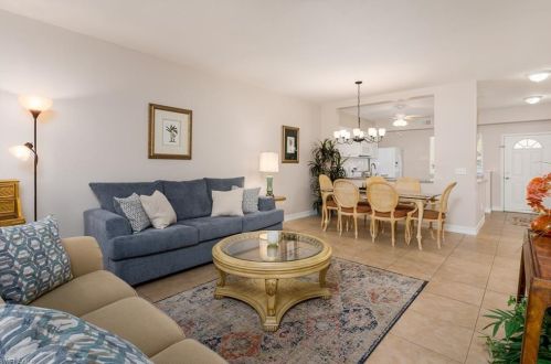 600 Luisa Ct, Naples, FL 34104-9431