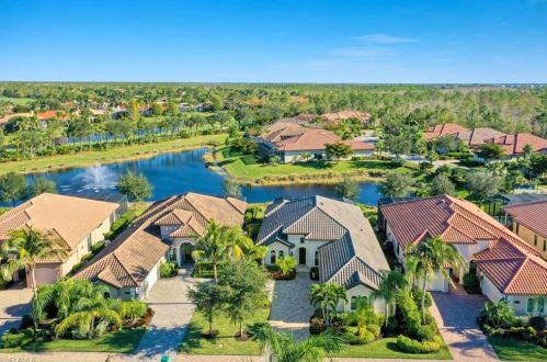 7247 Lantana Cir, Naples, FL 34119-9817