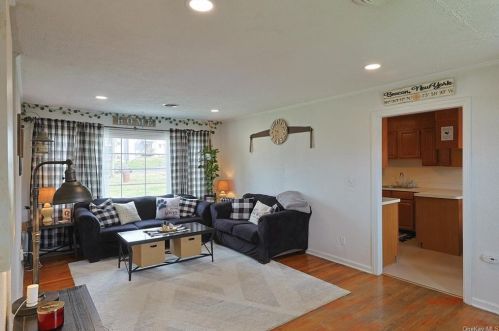 19 Field Ct, Poughkeepsie, NY 12601-5208