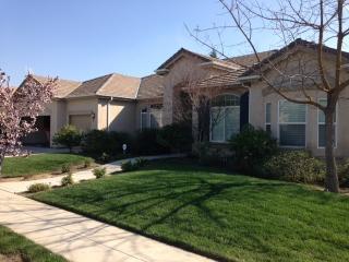 424 Heritage Ave, Clovis CA  93619-7637 exterior