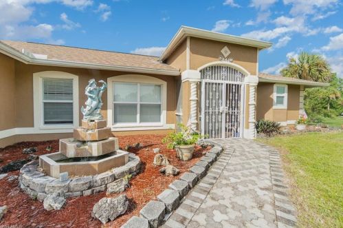 841 2nd St, Naples, FL 34117-2262