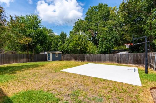 8016 Briarwood Ln, Austin TX 78757-6929 exterior