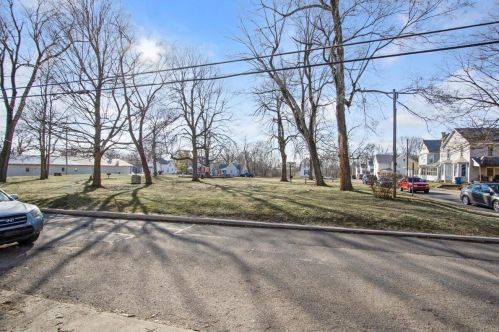 228 Oakland Sq, Bellefontaine OH  43311-2143 exterior