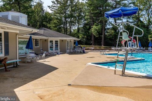 9401 Fairleigh Ct, Springfield VA  22015-1505 exterior