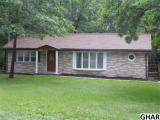 818 Twin Oaks Dr, Hummelstown, PA 17036-9740