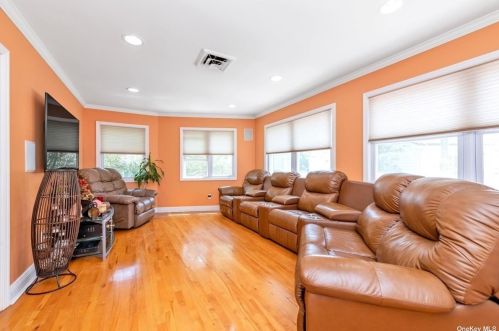 8 Acorn Rd, East Rockaway, NY 11518-2103