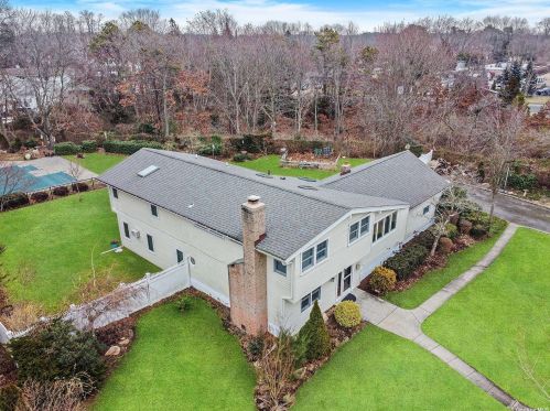 3 Woody Ln, Oakdale, NY 11769-1514
