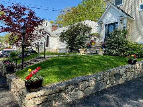 33 Ogden Rd, Stamford, CT 06905-3210