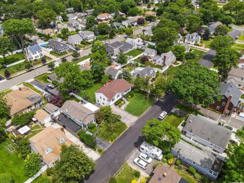 24 Gary St, North Lindenhurst NY  11757-3842 exterior