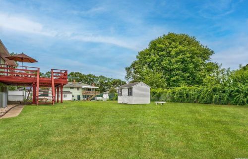 7 Tarn Ct, Deer Park NY  11729-6221 exterior