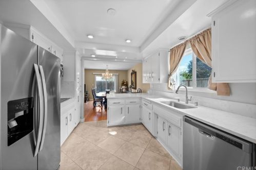 400 Faye Ln, Redondo Beach, CA 90277-3901