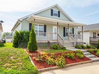 99 Fickley Dr, Hendersonville, NC 28792-5701