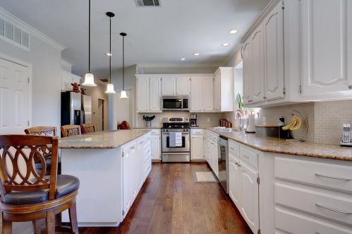 1305 Oak Dr, Lewisville TX  75028-3604 exterior
