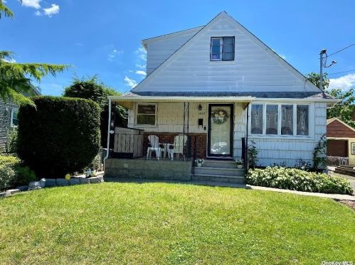1537 Madison St, Floral Park, NY 11003-1300