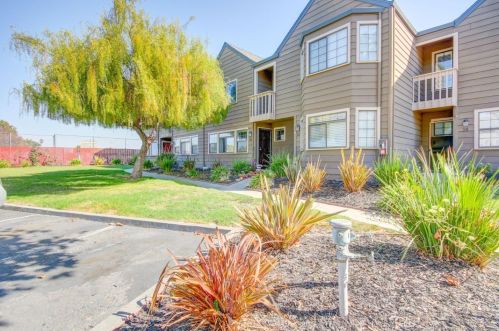 140 Gibson Dr, Hollister, CA 95023-4945