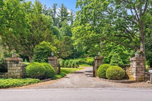 66 Main St, Lewisboro, NY 10590-1407