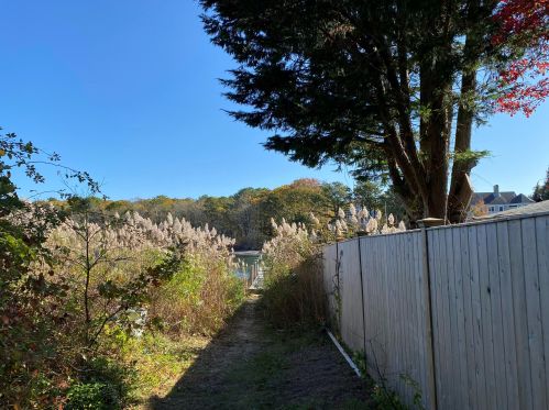 49 Riverside Rd, Mashpee MA  02649-4508 exterior