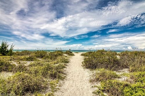 466 Sea Oats Dr, Sanibel FL  33957-5413 exterior