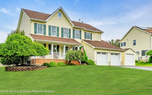 39 Gate Ln, Old Bridge, NJ 08857-4125