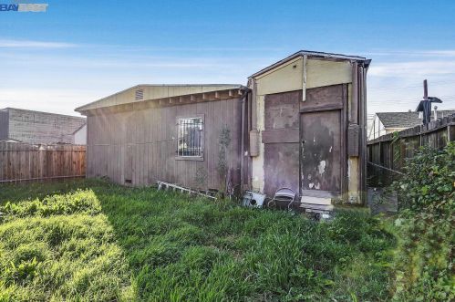 956 76, Oakland CA 94605-2808 exterior