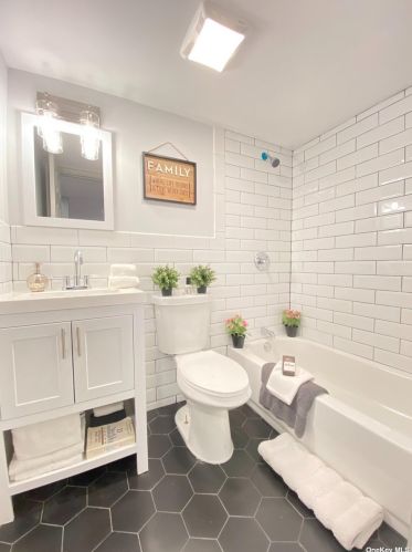 70 Gates Ave, Central Islip NY  11722-1809 exterior