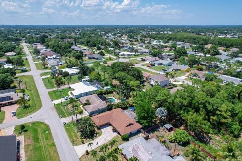 825 Polynesian Ave, Fort Pierce, FL 34983-4625