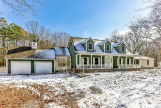 16 Greystone Dr, Uncasville, CT 06382-2325