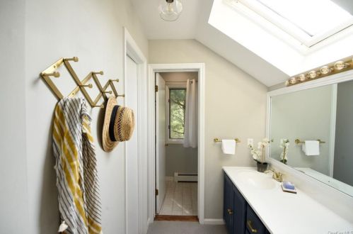 1210 Eagle Bay Dr, Crotonville NY  10562-2355 exterior