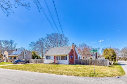 16 Lakeview Dr, Middle Island, NY 11953-1347