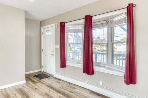 944 Broome Ave, North Lindenhurst, NY 11757-2103
