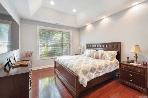 33 Concerto Ct, Eastport NY  11941-1628 exterior