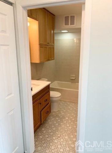 1338 Cricket Ln, Woodbridge NJ  07095-4404 exterior