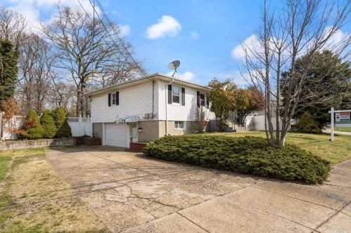 73 Bonaparte Ave, Islip Manor, NY 11751-2301