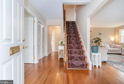 27 Wheatfield Dr, Wilmington, DE 19810-4351