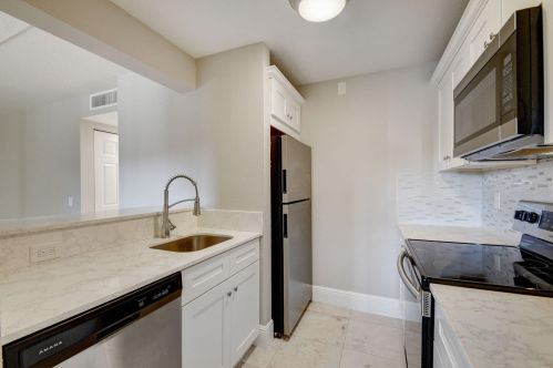 609 Meadows Cir, Boynton Beach FL  33436-8925 exterior