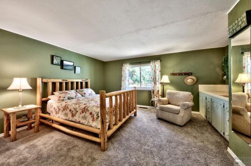 1084 Fairway Ave, South Lake Tahoe CA  96150-8401 exterior