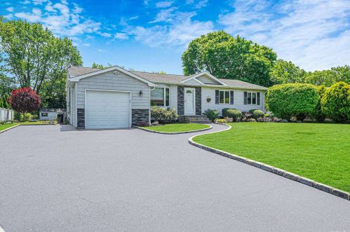 38 Nathan Dr, Bohemia, NY 11716-1318